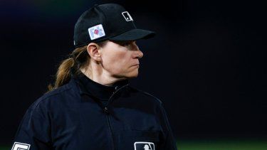La árbitra Jen Pawol observa la tercera entrada durante un partido de pretemporada entre los Azulejos de Toronto y los Yankees de Nueva York en el George M. Steinbrenner Field el 28 de febrero de 2025 en Tampa, Florida.&nbsp;