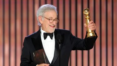 En esta imagen proporcionada por NBC el estadounidense Steven Spielberg recibe el premio a Mejor dirección por The Fabelmans en la 80 entrega anual de los Globos de Oro en el Hotel Beverly Hilton el 10 de enero de 2023.