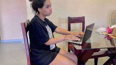 Melany García redactando este texto en la mesa del comedor de&nbsp;su casa.&nbsp;