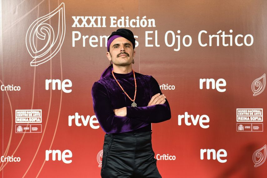 El cantante Rodrigo Cuevas posa en el photocall de la XXXII edición de los Premios El Ojo Crítico de Radio Nacional de España, en el Museo Reina Sofía, a 30 de mayo de 2022, en Madrid (España).
