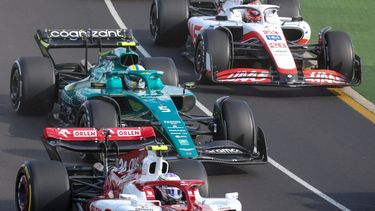 El piloto danés Kevin Magnussen, derecha, de Haas, sigue al Aston Martin del alemán Sebastian Vettel, en el Gran Premio de Australia de la Fórmula 1, en Melbourne, Australia, el domingo 10 de abril de 2022. La FIA defiende el Safety Car se utilizó en el circuito