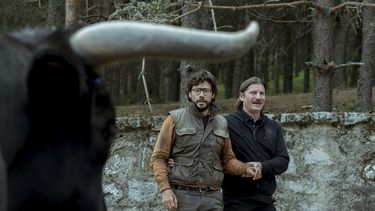 Alvaro Morte, izquierda, y Luka Peros en una escena de La Casa de Papel.&nbsp;