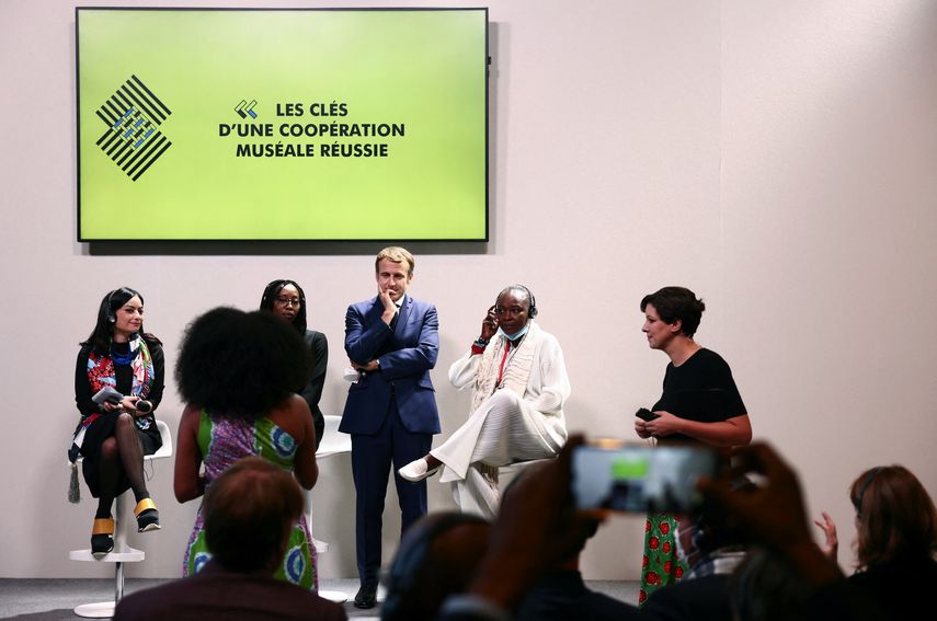 El presidente de Francia, Emmanuel Macron, escucha durante una conferencia sobre restituciones de la herencia africana en el stand de Benin en la cumbre África-Francia en Montpellier, sur de Francia, el 8 de octubre de 2021.