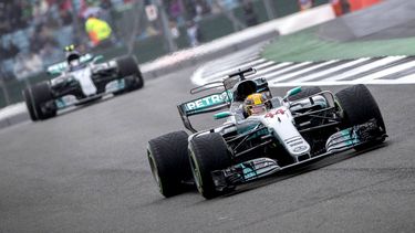 Hamilton relegó al segundo y tercer lugar al finlandés Kimi Räikkönen y al alemán Sebastian&nbsp;Vettel.