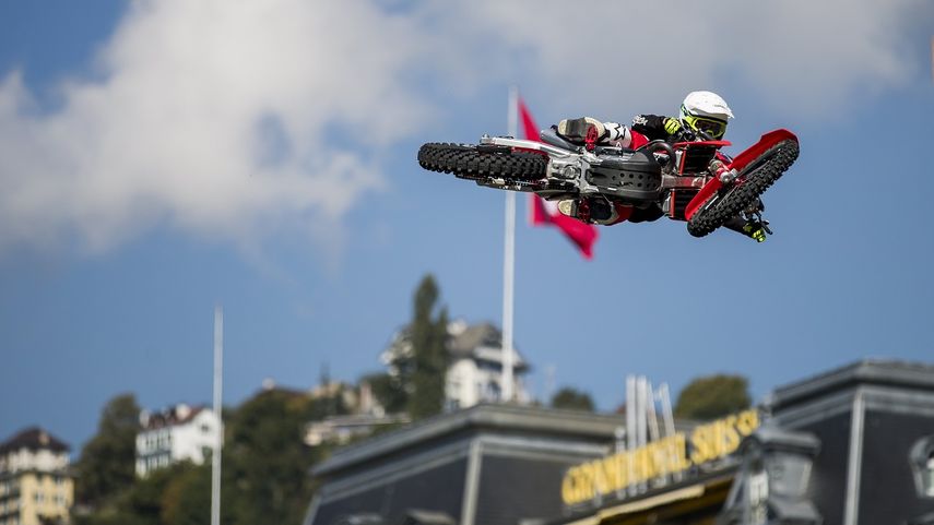 Un piloto de&nbsp;motocross&nbsp;realiza un salto en&nbsp;estilo&nbsp;libre&nbsp;en una exhibición de motociclismo en Suiza, en septiembre del&nbsp;2017.