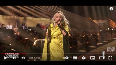 Christina Aguilera recibe el premio Music Icon Award en los Peoples Choice Awards 2021.