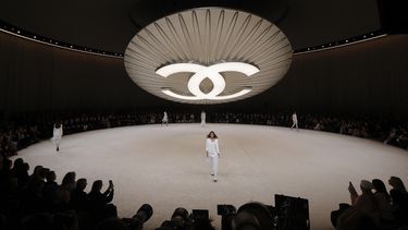 Modelos presentan una creación para Chanel durante la Semana de la Moda de Alta Costura Femenina Primavera/Verano 2024 en París el 23 de enero de 2024.