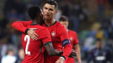 El portugués Cristiano Ronaldo, a la derecha, y Nelson Semedo celebran durante un partido amistoso entre Portugal e Irlanda en el estadio municipal de Aveiro en Aveiro, Portugal, el martes 11 de junio de 2024.