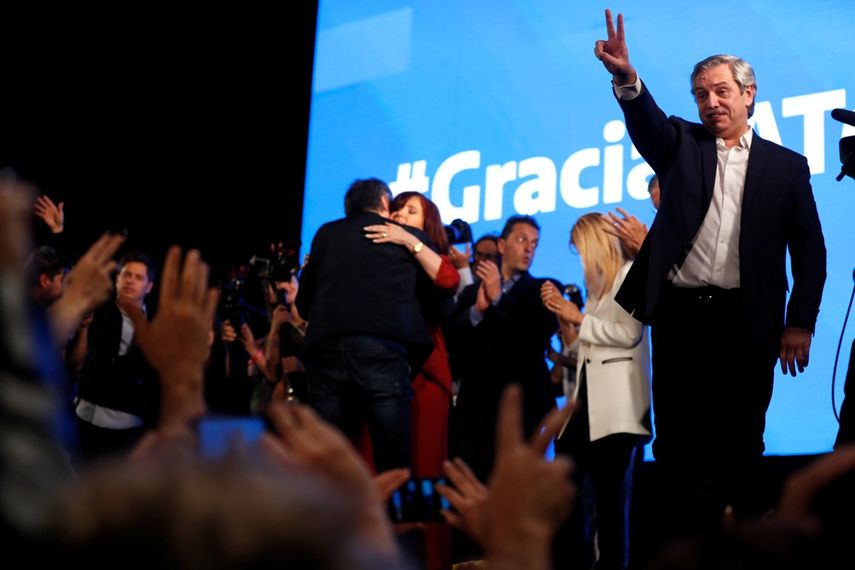 El candidato presidencial peronista Alberto Fernández saluda a sus simpatizantes después de que el presidente Mauricio Macri reconoció su derrota en las elecciones, el domingo 27 de octubre de 2019, en Buenos Aires