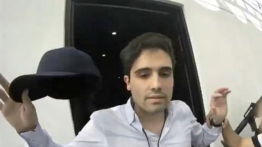 Captura de pantalla de un video difundido por el Centro de Producción de Programas Informativos y Especiales (CEPROPIE) del Gobierno de México durante la conferencia de prensa matutina del presidente mexicano Andrés Manuel López Obrador el 30 de octubre de 2019, que muestra el momento de la detención del presunto narcotraficante Ovidio Guzmán, hijo del capo encarcelado Joaquín Chapo Guzmán, el 17 de octubre de 2019. Ovidio Guzmán.