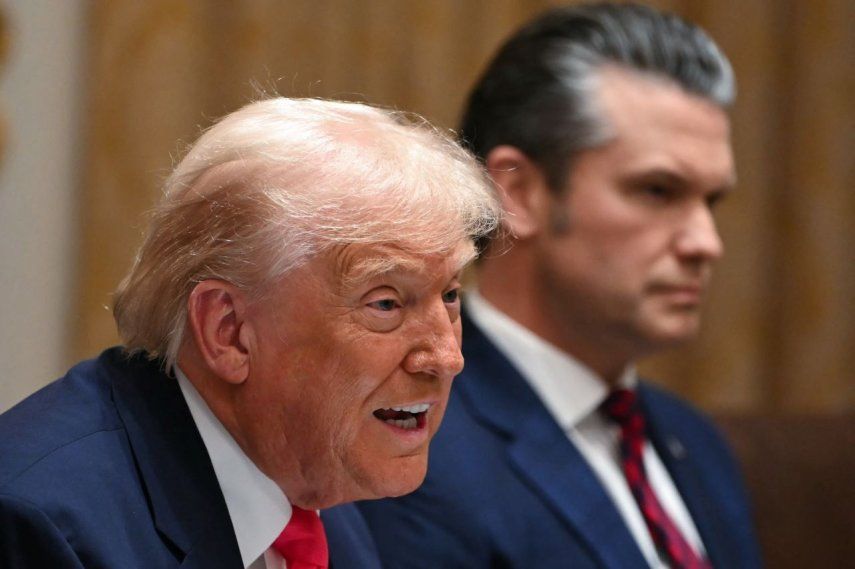 El presidente Donald Trump y el secretario de Defensa Pete Hegseth durante una reunión del gabinete en la Sala del Gabinete de la Casa Blanca en Washington, DC, el 2 de diciembre de 2025.