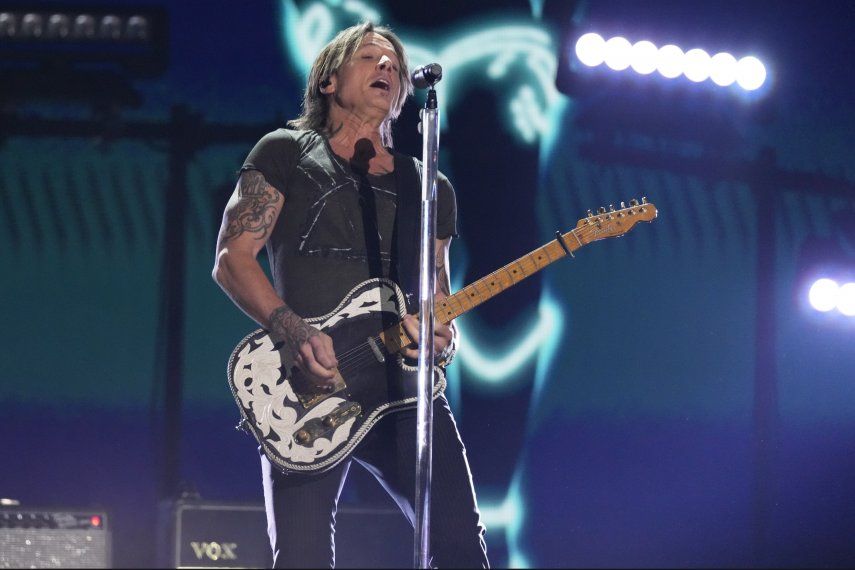 Keith Urban interpreta Texas Time en la 58.ª entrega de los Premios de la Academia de Música Country el 11 de mayo de 2023 en el Ford Center de Frisco, Texas.