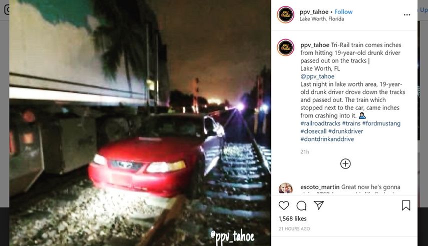 Captura de pantalla de la cuenta de&nbsp;Instagram de @ppv_tahoe, en la que se ve un auto atrapado sobre las v&iacute;as del tren Tri Rail en Lake Worth, en el condado de Palm Beach, la noche del viernes 27 diciembre de 2019.