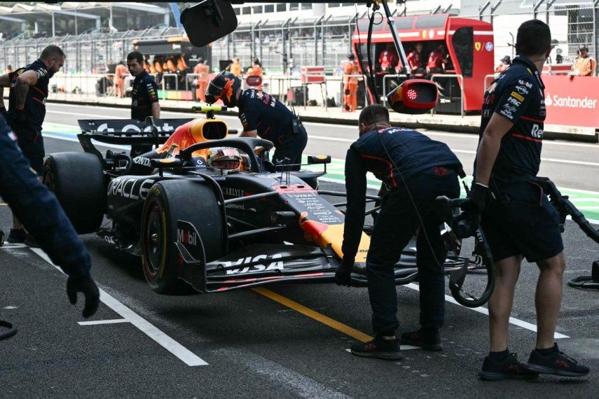 Los mecánicos de Red Bull Racing mueven el coche del piloto japonés Yuki Tsunoda desde el pit lane al garaje durante la primera sesión de prácticas del Gran Premio de Fórmula 1 de la Ciudad de México en el autódromo Hermanos Rodríguez en la Ciudad de México, el 24 de octubre de 2025.&nbsp;