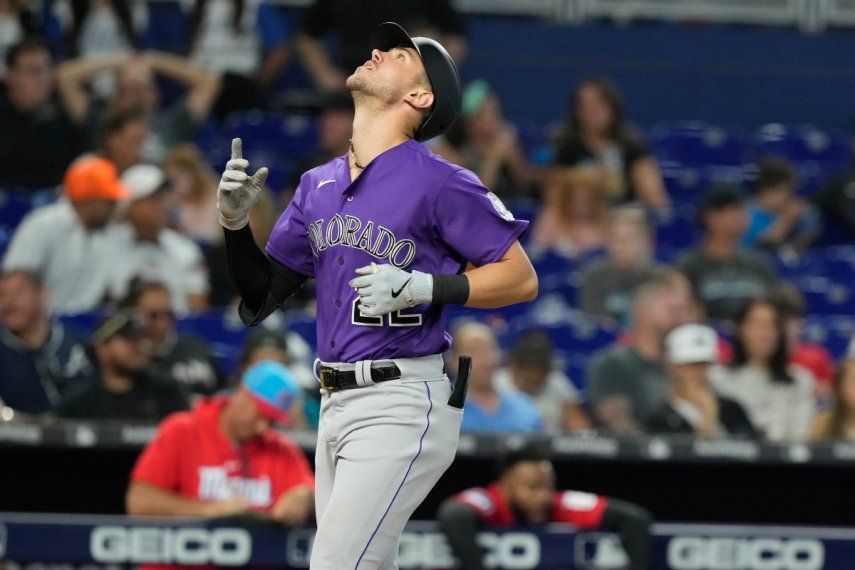 Nolan Jones de los Rockies de Colorado hace un gesto tras pegar un jonrón de tres carreras en la séptima entrada en el encuentro ante los Marlins de Miami, el sábado 22 de julio del 2023.