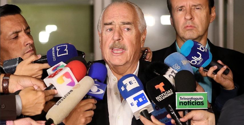 Pastrana y Quiroga conversan con la prensa al llegar a Colombia, tras ser deportados de Cuba.