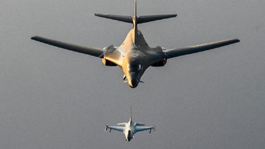 EEUU y aliados mandan claro mensaje a Irán y envían aviones de combate