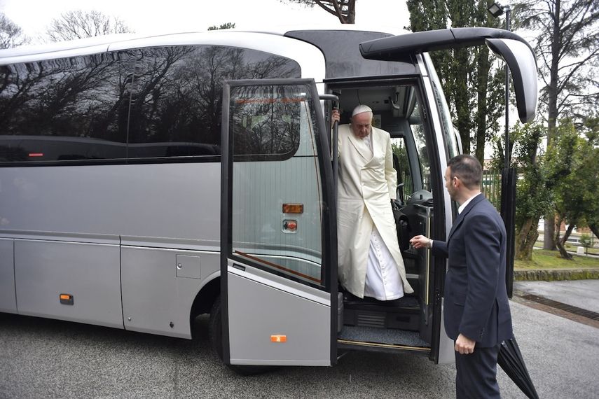 El Papa comienza sus ejercicios espirituales de Cuaresma que se extenderán hasta el próximo 23 de febrero en la localidad de Ariccia, próxima a Roma.