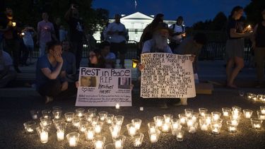 La gente participa en una vigilia a la luz de las velas en la avenida Pennsylvania, frente a la Casa Blanca, para mostrar solidaridad con las víctimas de la violencia que tuvo lugar este fin de semana en un mitin blanco nacionalista en Charlottesville, Virginia.