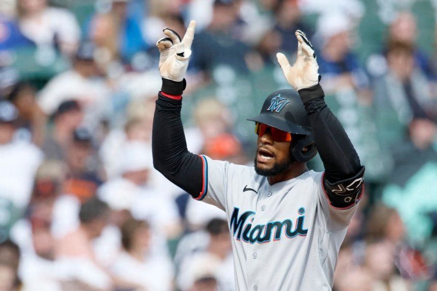 El infielder dominicano Otto López, de los Marlins de Miami, celebra tras conectar un jonrón.