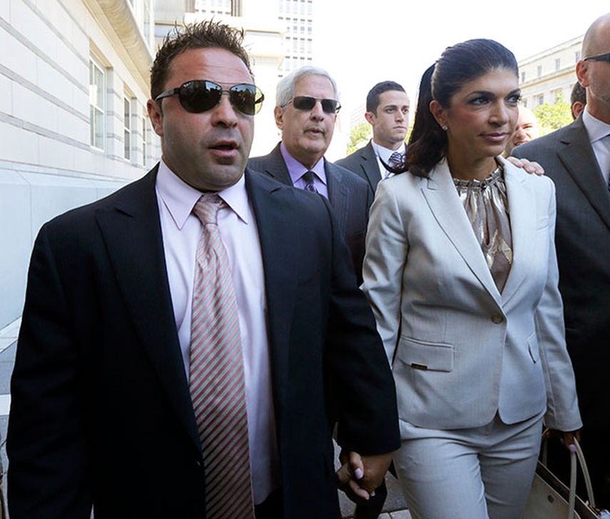 Las estrellas de “The Real Housewives of New Jersey” Giuseppe Joe Giudice, izquierda, y su esposa Teresa Giudice salen de la corte Martin Luther King Jr. tras una audiencia en Newark, Nueva Jersey. (Foto AP/Julio Cortez, archivo)