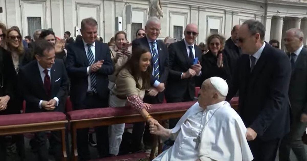 Papa Francisco aparece en la Plaza de San Pedro: “Buen Domingo de Ramos, buena Semana Santa”