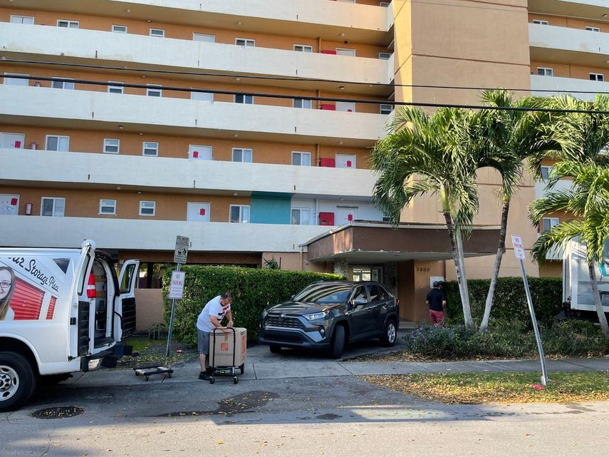 Funcionarios de North Miami Beach desalojan de forma inmediata a residentes del edificio Bayview 60 Homes, tras recibir un informe que clasifica la estructura de 50 años como insegura.