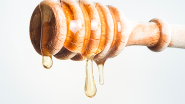 La miel tiene un alto contenido de azúcares, pero muchas menos calorías que el azúcar industrial.&nbsp;