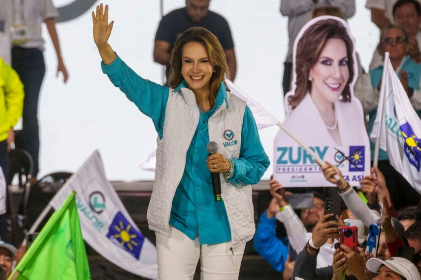Zury Ríos Sosa, candidata presidencial por la coalición Valor-Unionista, llega a un mitin de cierre de campaña en la Ciudad de Guatemala.