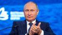El presidente de Rusia, Vladimir Putin, aplaude durante una sesión plenaria del Foro Económico Oriental, en Vladivostok, Rusia, el 7 de septiembre de 2022. El presidente de Rusia, Vladimir Putin, aplaude durante una sesión plenaria del Foro Económico Oriental, en Vladivostok, Rusia, el 7 de septiembre de 2022.