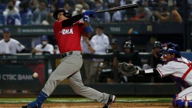 El bateador panameño Rubén Tejada pega un hit contra Taiwán durante el primer inning del juego del Grupo A del Clásico Mundial de Béisbol, en el Estadio Intercontinental de Béisbol de Taichung en Taichung, Taiwán, el miércoles 8 de marzo de 2023
