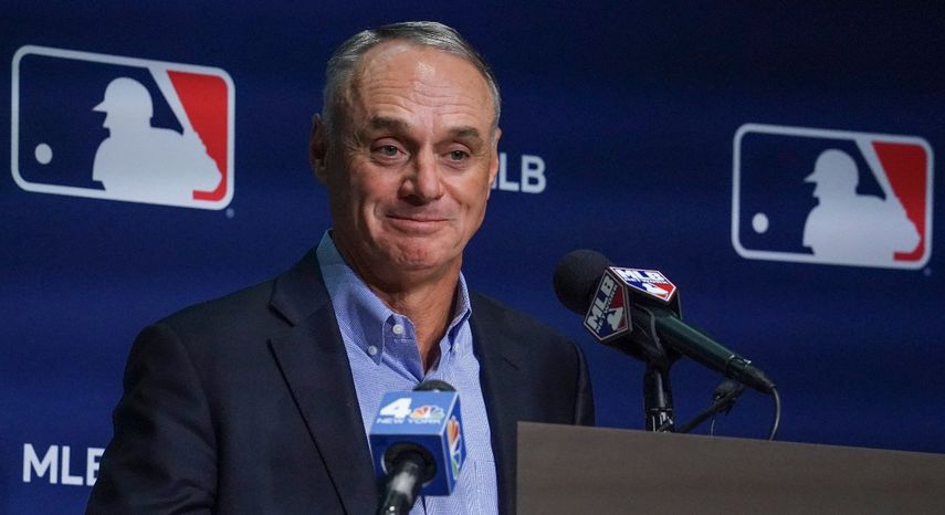 El comisionado de la MLB, Rob Manfred, sonríe en una conferencia de prensa en la que anuncia el fin del paro patronal, el jueves 10 de marzo de 2022, en Nueva York