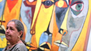 La hija del pintor Oswaldo Guayasamín,Verenice Guayasamin, durante la exposición con motivo del aniversario de los cien años del nacimiento del pintor y muralista ecuatoriano Oswaldo Guayasamín.