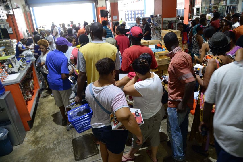 Los jamaiquinos se volcaron a los establecimientos a comprar víveres
