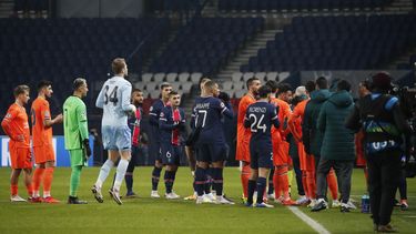 Jugadores del Paris Saint Germain y del Basaksehir de Estambul abandonan la cancha durante el encuentro de la Liga de Campeones argumentando que el cuarto árbitro profirió un insulto racista contra el asistente de entrenador del equipo turco el martes 8 de diciembre del 2020.&nbsp;
