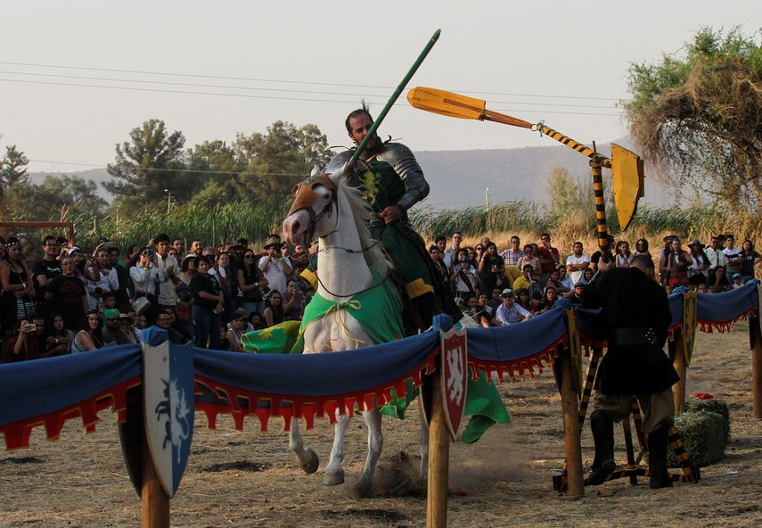 La magia y la nobleza de los caballeros medievales tomaron vida en un festival al que asistieron cientos de aficionados de esta época.