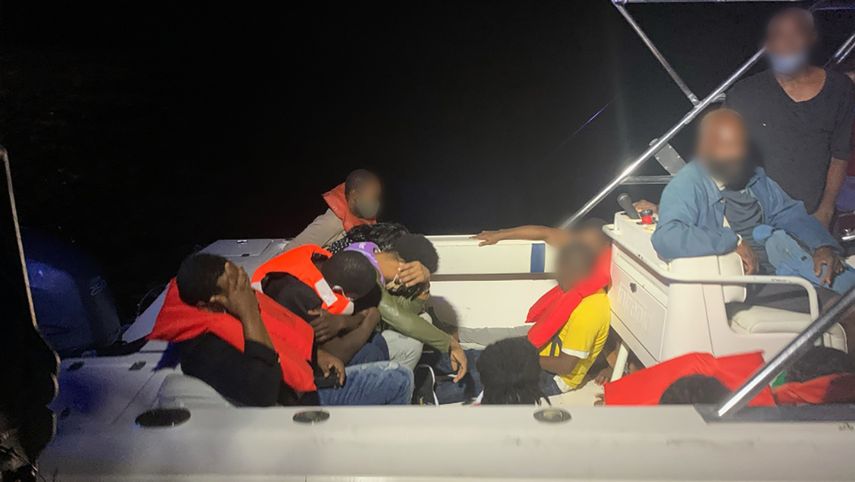 Parte de los 23 haitianos interceptados por las autoridades de EEUU cerca de Miami.