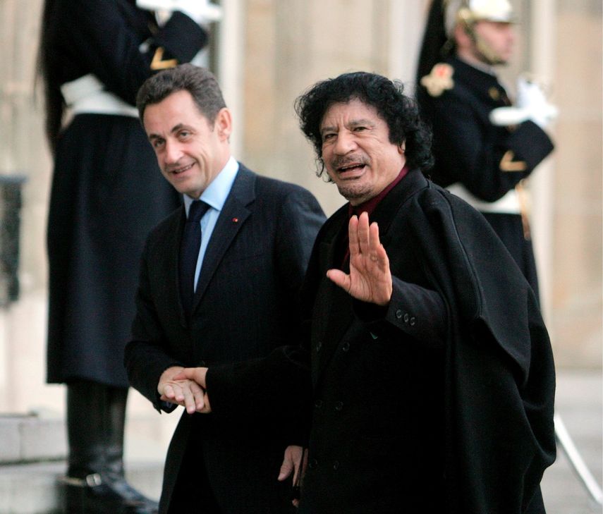 Fotografía de archivo del 12 de diciembre de 2007,que muestra al entonces presidente francés, Nicolas&nbsp;Sarkozy&nbsp;(i), y a Muamar Gadafi durante el encuentro que mantuvieron en el Palacio del Elíseo, en París.