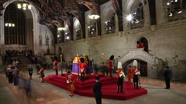 Los miembros del público desfilan frente al ataúd de la reina Isabel II, dentro de Westminster Hall, en el Palacio de Westminster en Londres, el 14 de septiembre de 2022.