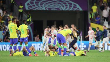 Jugadores de Brasil caen desconsolados al ver que Croacia domina la tanda de penales y avanzan a Semifinal del Mundial Catar 2022