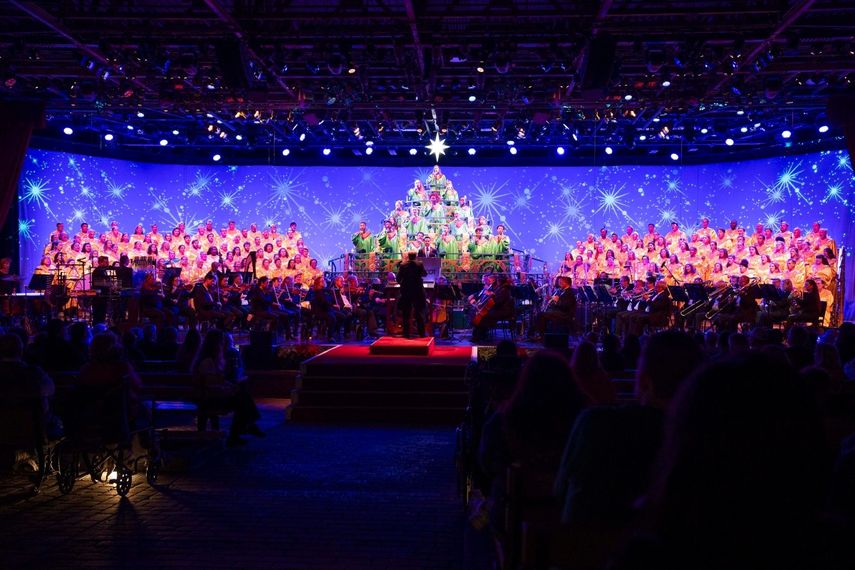 coro en vivo, una orquesta compuesta más de 50 músicos, y los increíbles artistas de Voices of Liberty