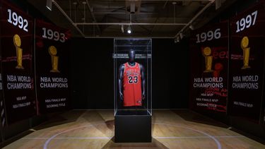 Camiseta de Jordan es subastada por un récord de 10,1 millones de dólares
