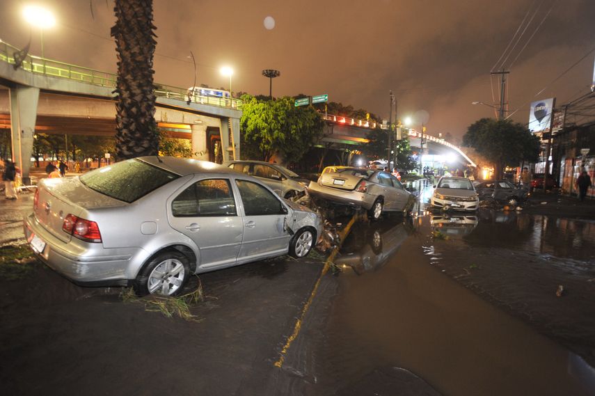 Vista de autos dañados tras las intensas lluvias en Ciudad de México.