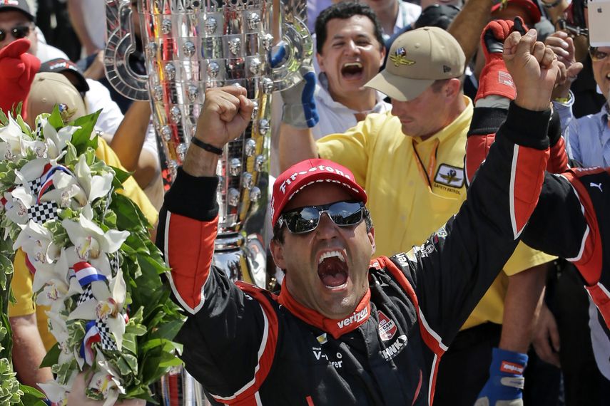 En esta foto del 24 de mayo de 2015, Juan Pablo Montoya celebra tras ganar las 500 Millas de Indianápolis. El piloto colombiano competirá en la icónica carrera el año próximo con el equipo Arrow McLaren SP.&nbsp;