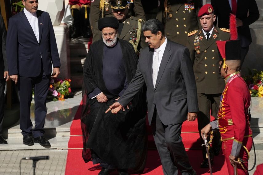 El presidente de Irán, Ebrahim Raisi, con el dictador Nicolás Maduro, a su llegada al palacio presidencial de Miraflores en Caracas, el lunes 12 de junio de 2023. 