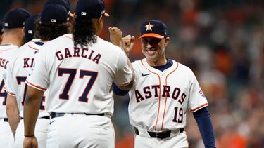 Joe Espada saluda a los lanzadores, entre ellos Luis García, después de un encuentro de Grandes Ligas