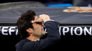 El presidente del Real Madrid bajó al vestuario para charlar con sus jugadores y tuvo un encuentro con el técnico argentino tras su comparecencia ante los medios de comunicación en rueda de prensa postertior a la derrota de ayer 1-4 ante el Ajax en Champions