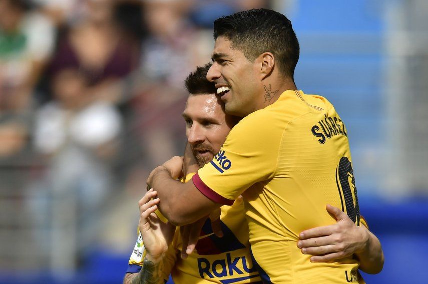 Luis Suárez festeja tras anotar el tercer gol del Barcelona junto a Lionel Messi en la victoria 3-0 ante Eibar en la Liga española, el sábado 19 de octubre de 2019. El Inter Miami quisiera juntar una vez más al uruguayo con el argentino