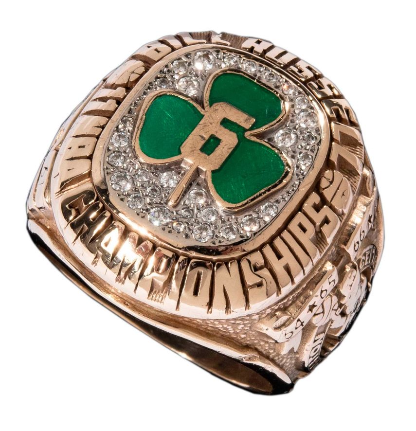 En una imagen proporcionada por la casa de subastas Hunt Auctions muestra un anillo de campeonato de la NBA que obtuvo con los Celtics de Boston Bill Russell, quien fue jugador y entrenador del equipo