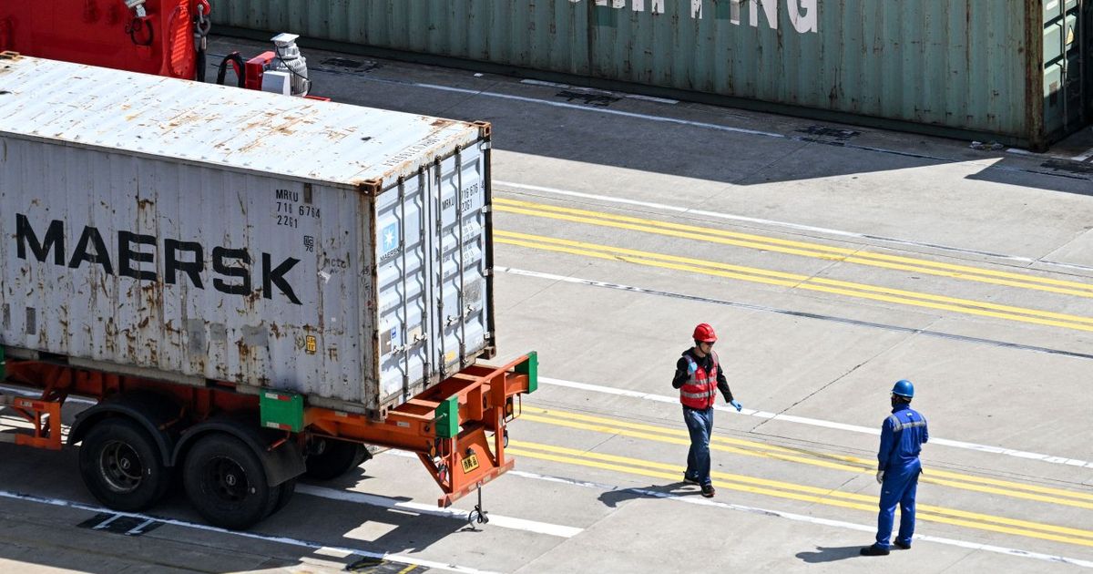 Déficit comercial de EEUU se reduce a más de la mitad